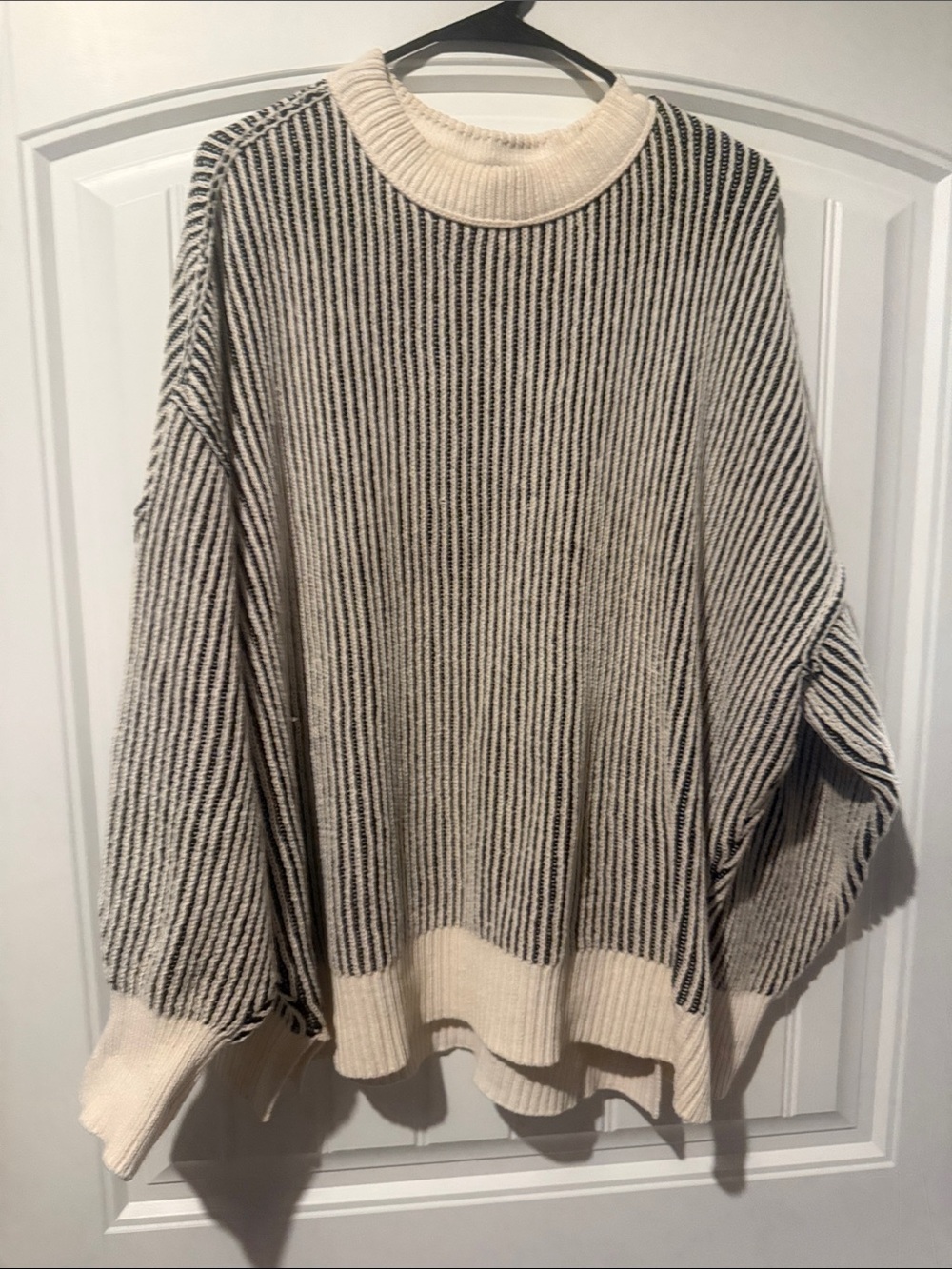 AERIE - Cream and Black Oversized Women’s Sweater